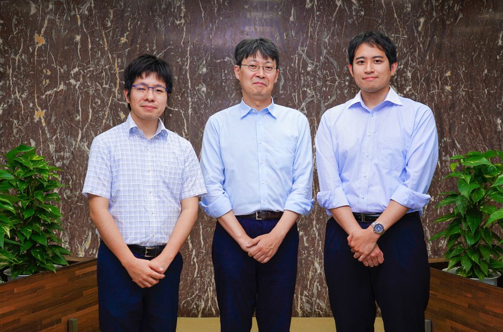 從左至右依次為：株式會(huì )社東芝 研發(fā)中心 進(jìn)博正、高田正彬、志賀慶明